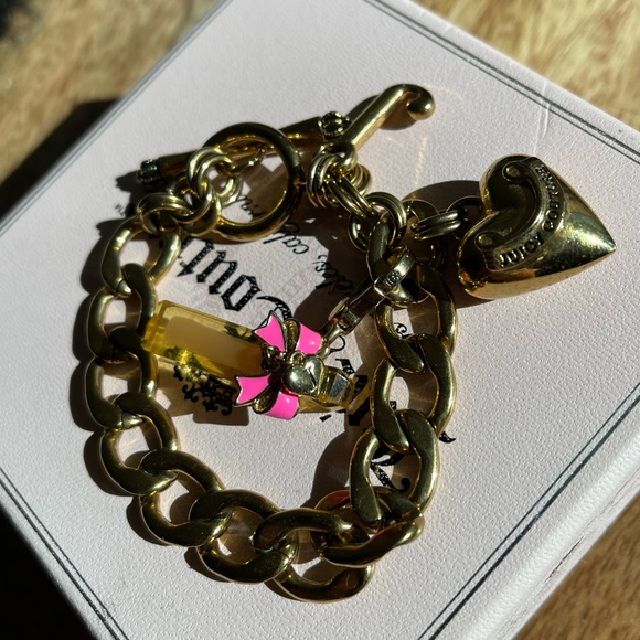 Juicy Couture charm bracelet w/ RARE 2013 Juicy Couture perfume charm - Picture 3 of 4